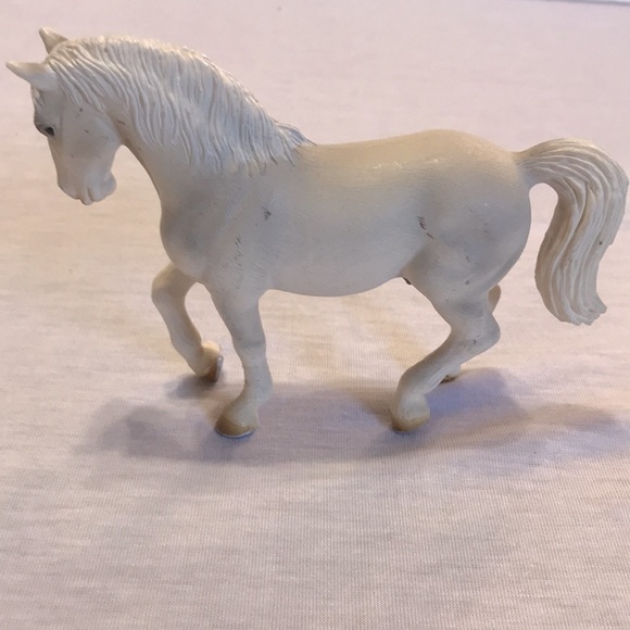Horse 2004 Retired Schleich stallion stud gray & white resin. 5”long x 4” tall - Picture 3 of 6